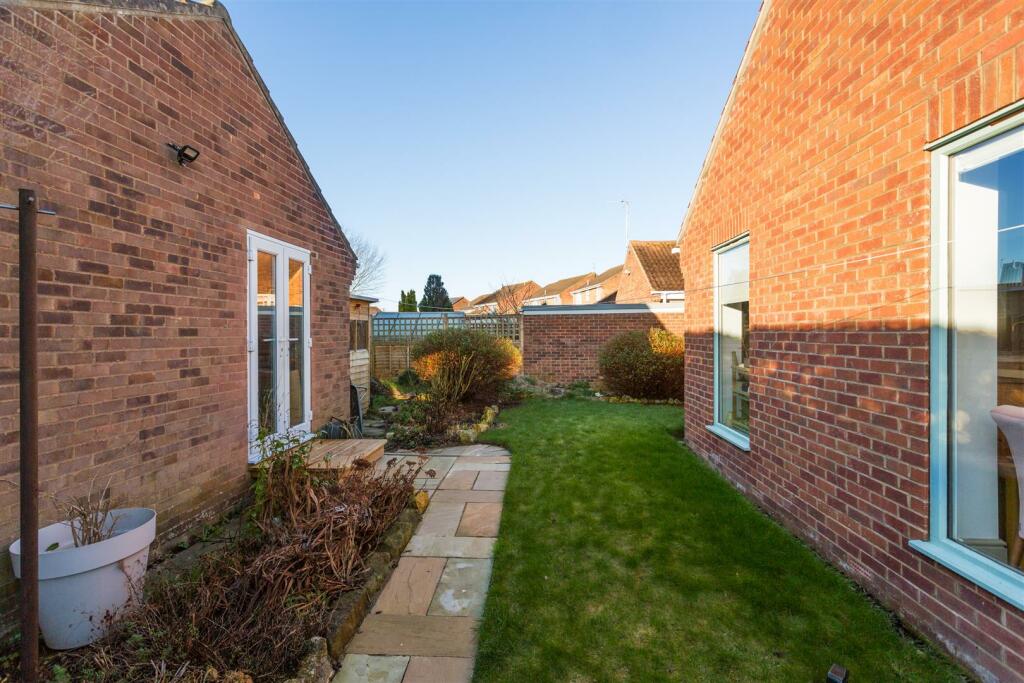 9 Lancaster Way-05.jpg