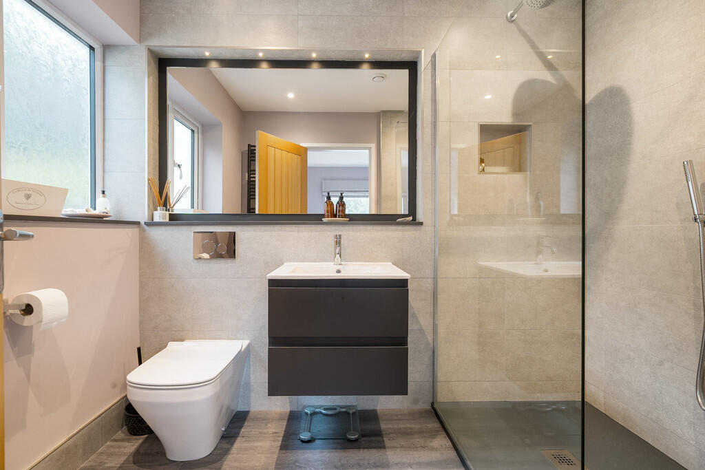 Bedroom One En-Su...