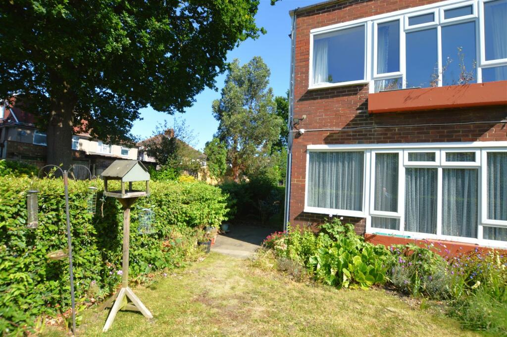 1 Oaklands garden.JPG