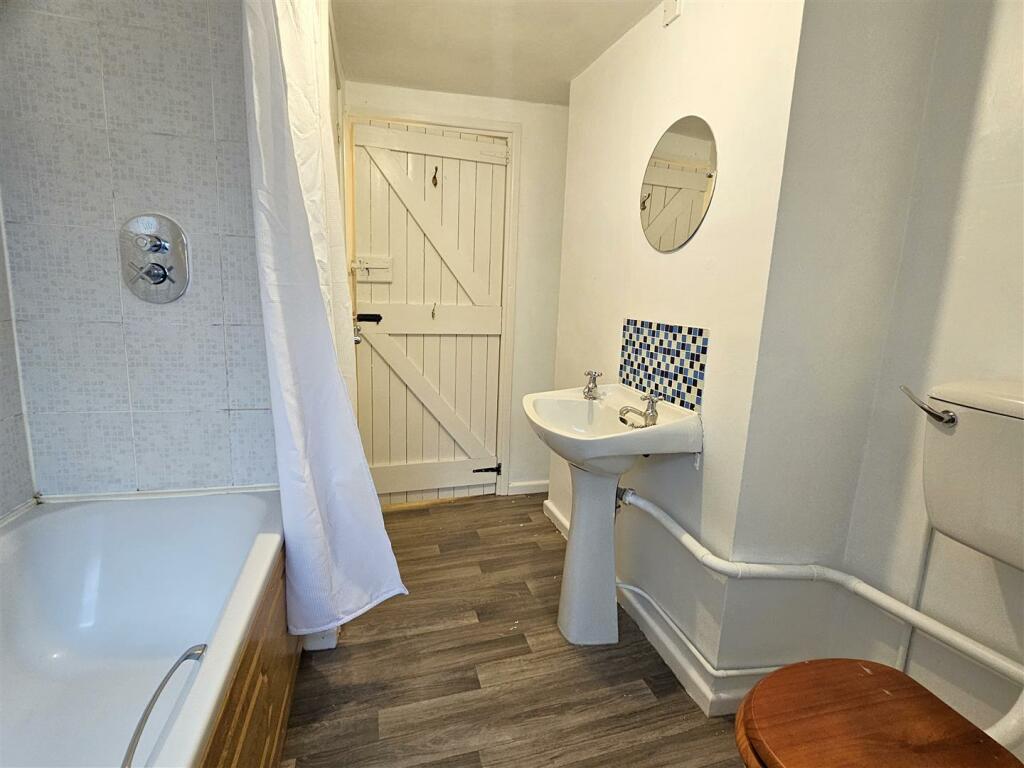 Bathroom (2).jpg