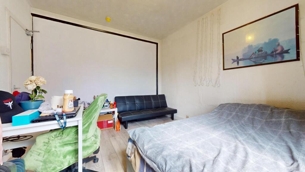 A cozy double bedroom featuring a comfortable b...