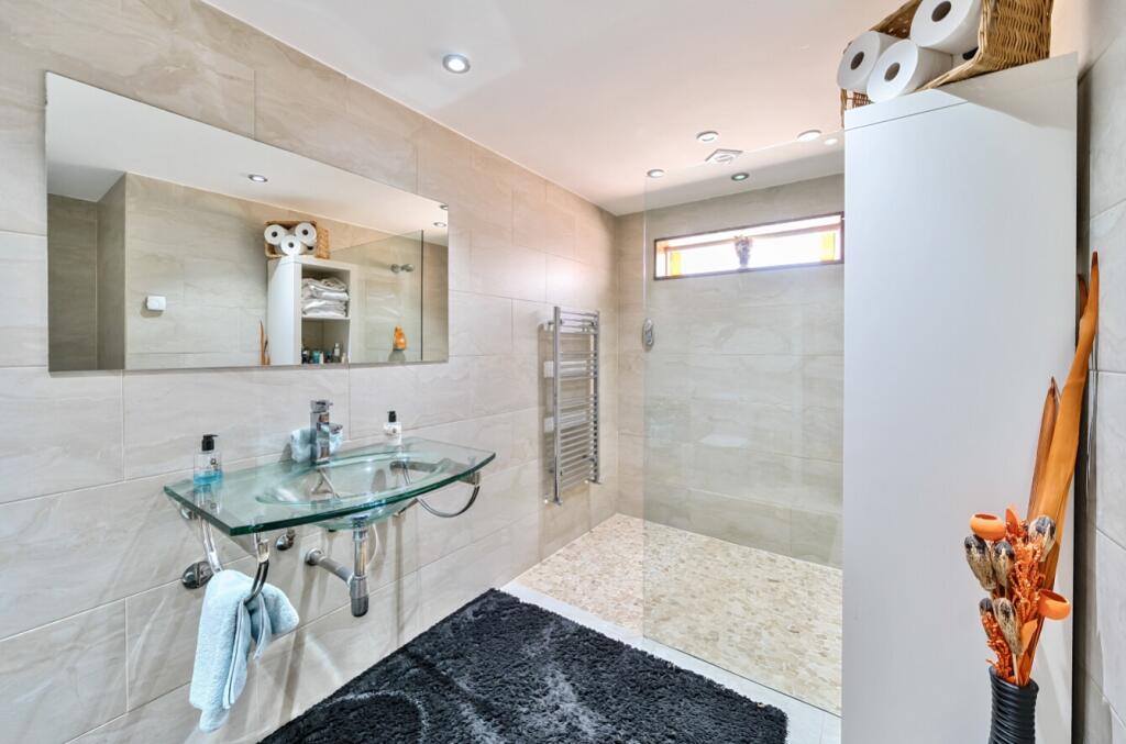 Family Bathroom 1