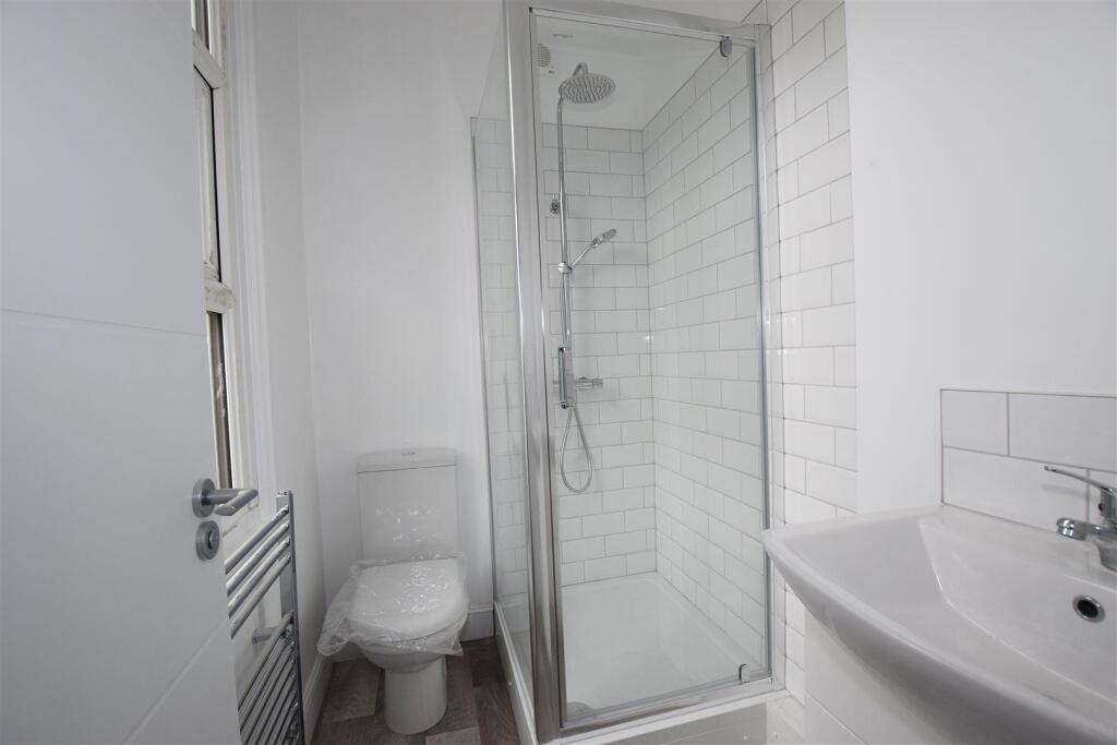 118CMilllaneshower.JPG