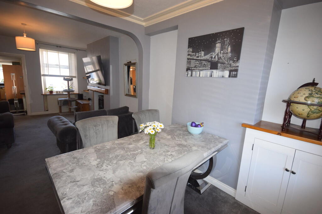 DINING ROOM/LOUNG...