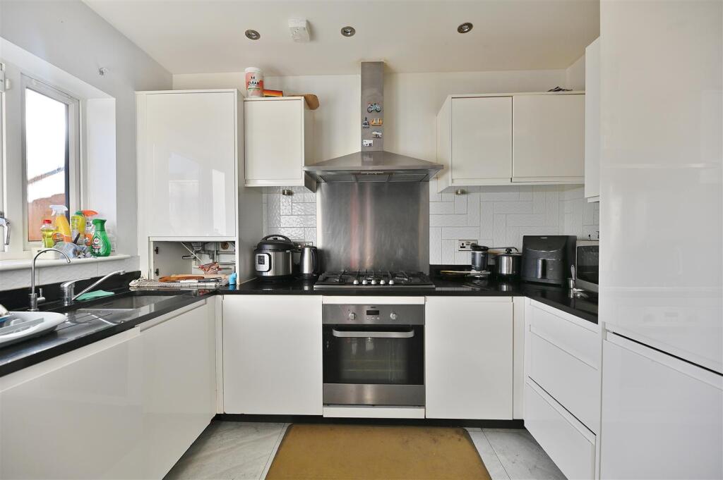 Reservoir Way, Hainault