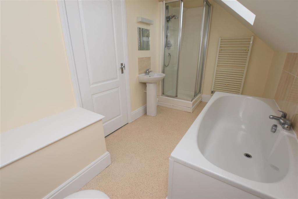 En Suite Bathroom..jpg