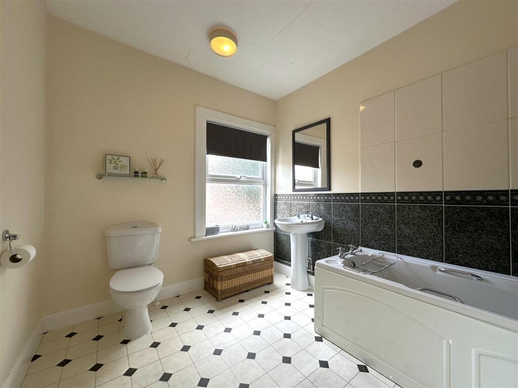 Large Bathroom 138
