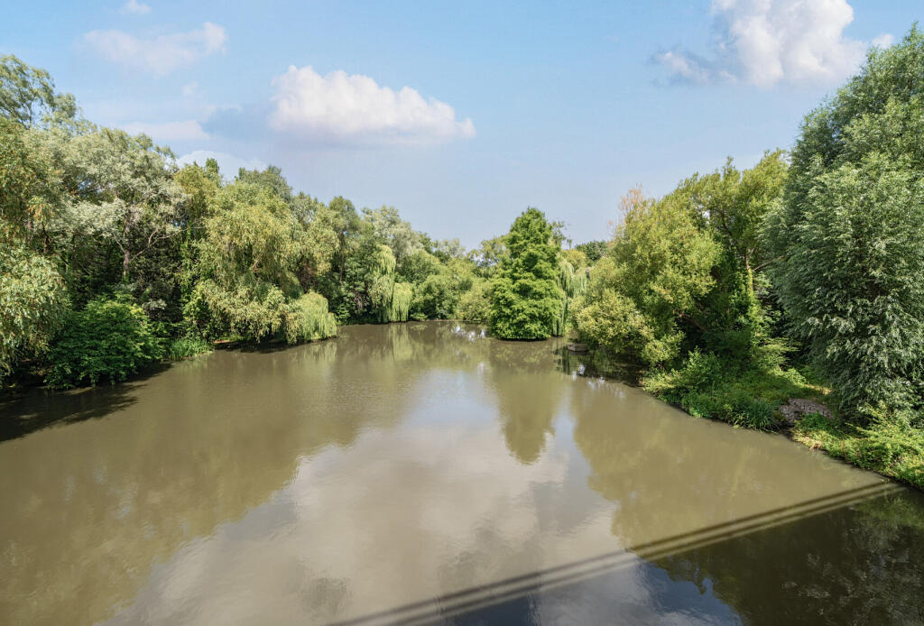 1320083-3-686bc64...