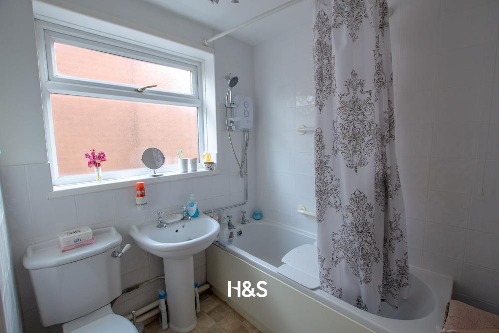 14 Woodrow Crescent - bath.jpg