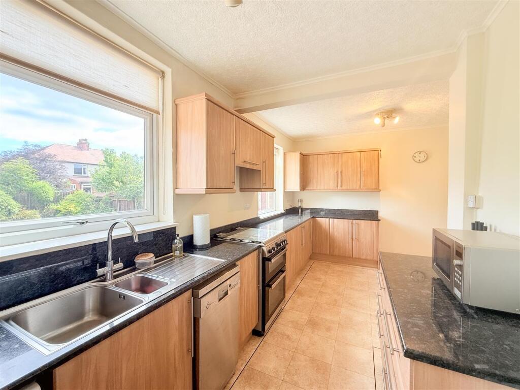 BREAKFASTING KITCHEN