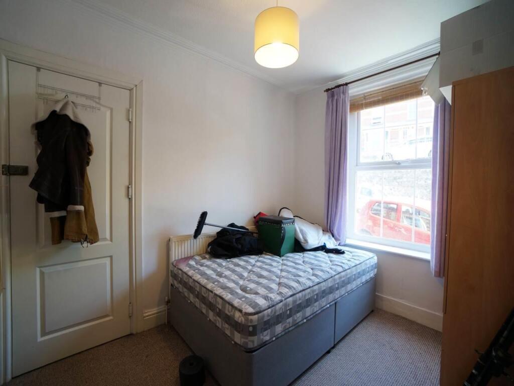 Bedroom 1 (2).JPG