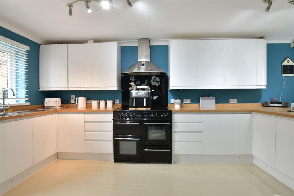 Kitchen/ Dining Room