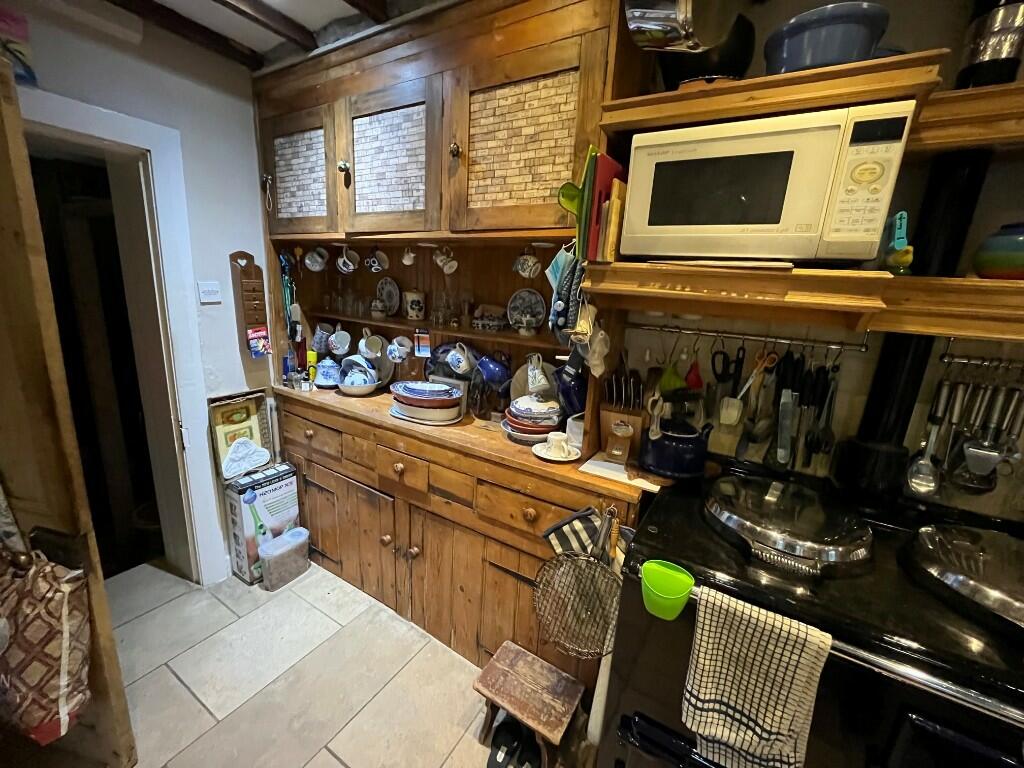 Fitted dresser