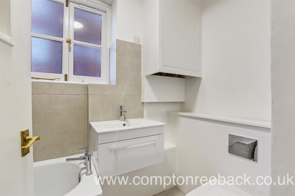 Scott Ellis Gdns - Bathroom -Original (3).jpg