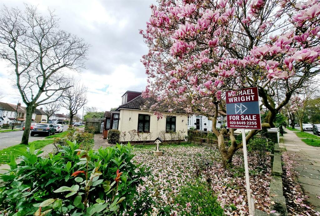 FRONT GARDEN: PIC. 2