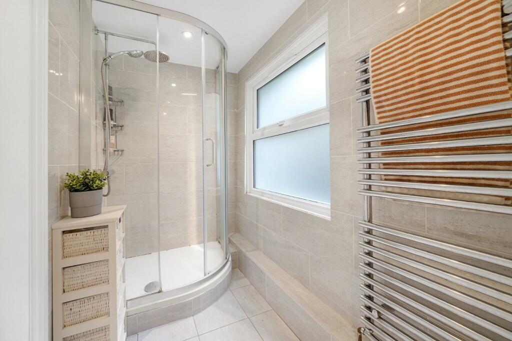 Bathroom (2).jpg