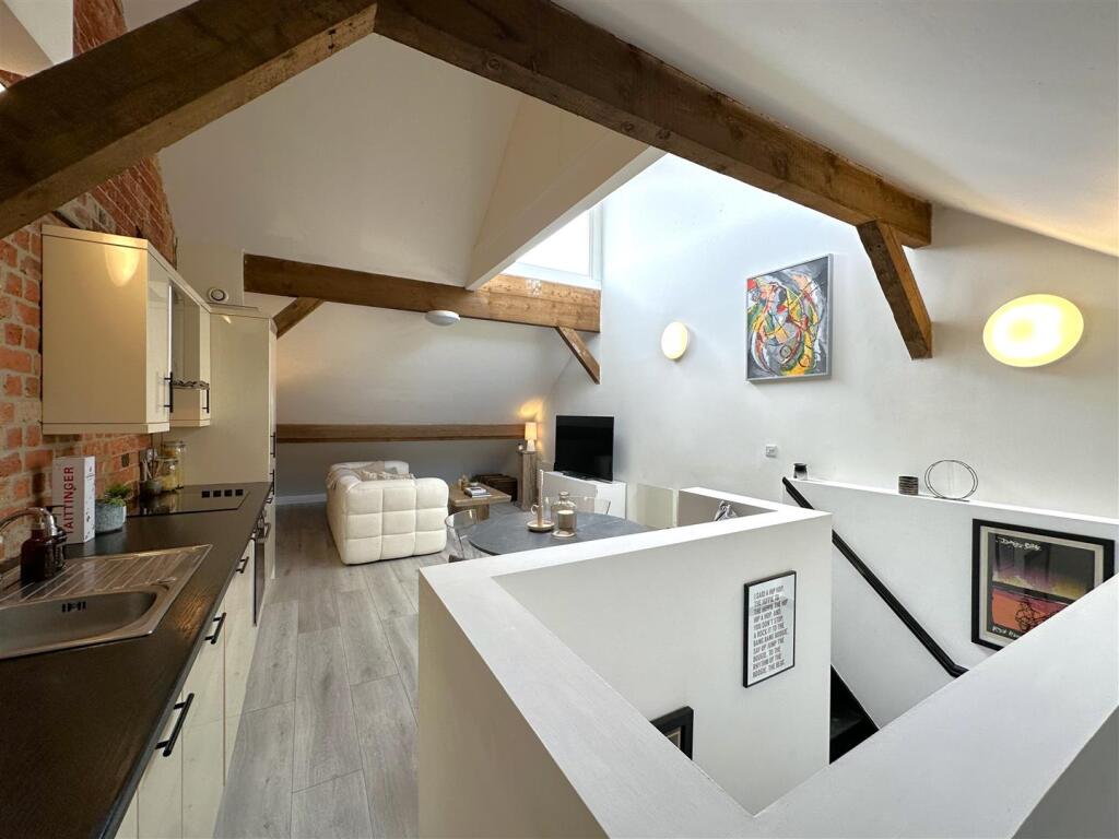 Large Living Area 209