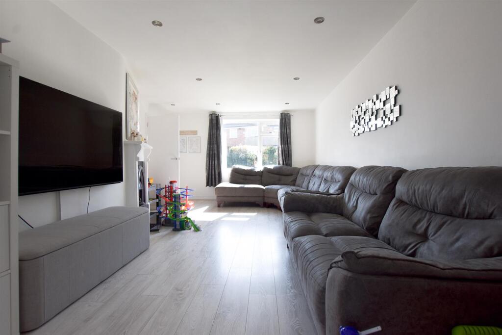 KITCHEN/DINER/FAMILY AREA