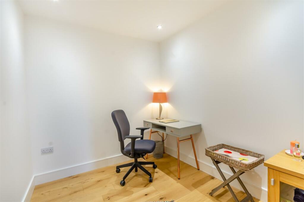 8583926-interior10.jpg