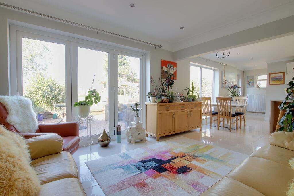 DINING/FAMILY AREA