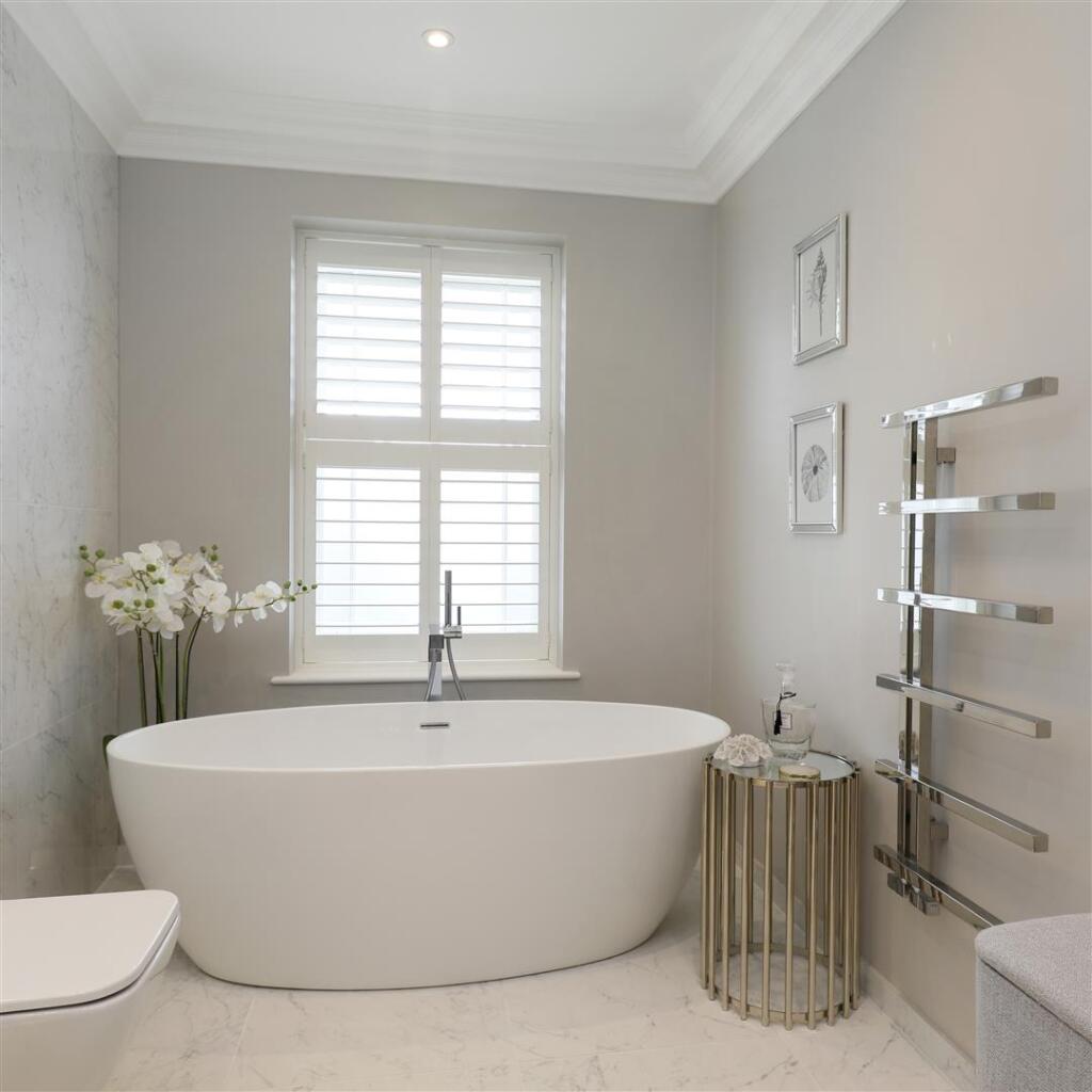Cottenham Pk Rd 121 - M Bath detail.jpg