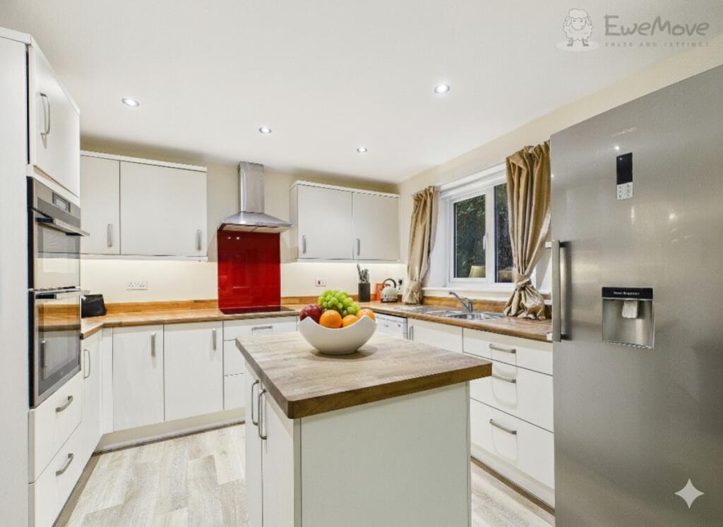 EWEMOVE SOUTH MOLTON - KITCHEN