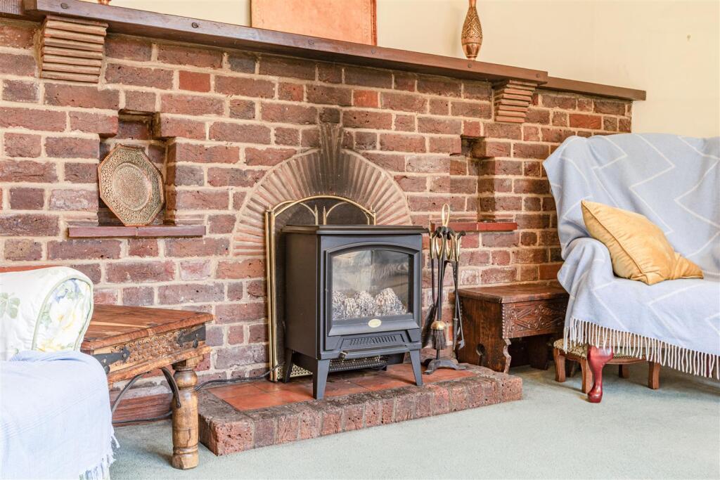 West Cottage, 50 Parvis Road, Byfleet, KT14 7EH - 