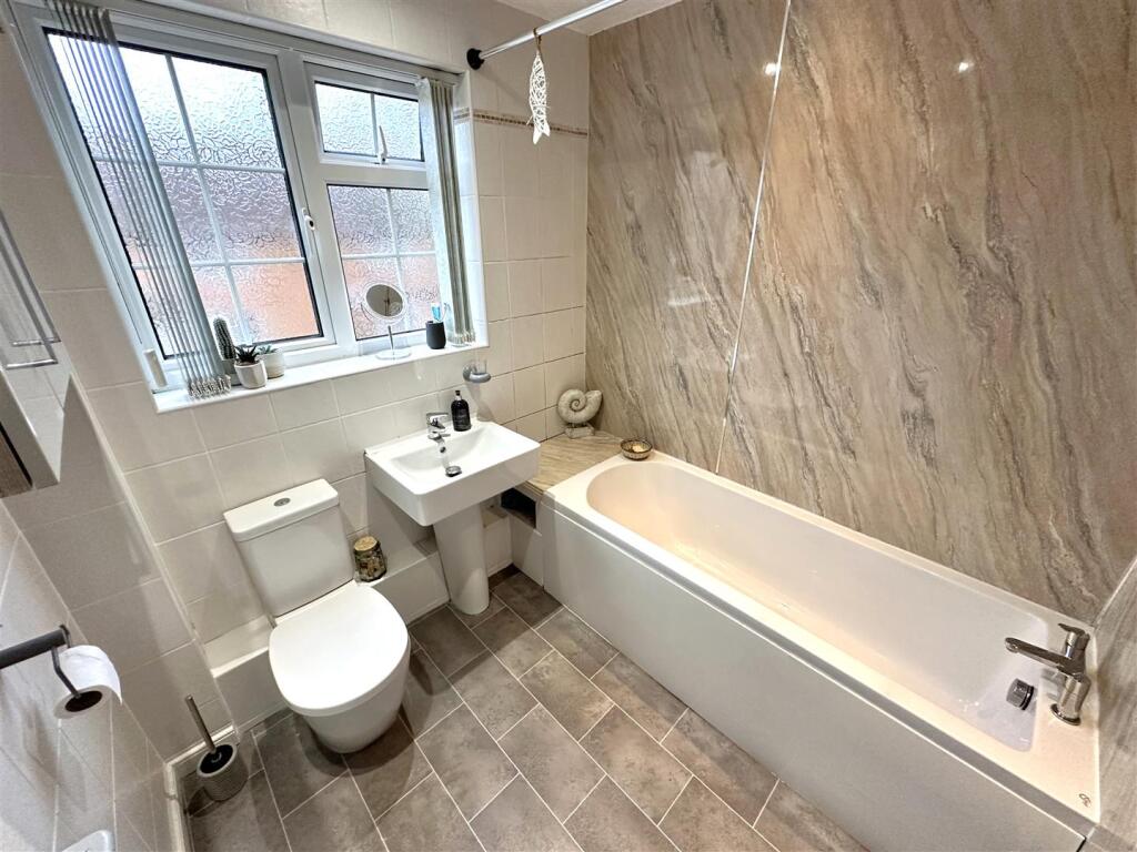 Family Bathroom 996