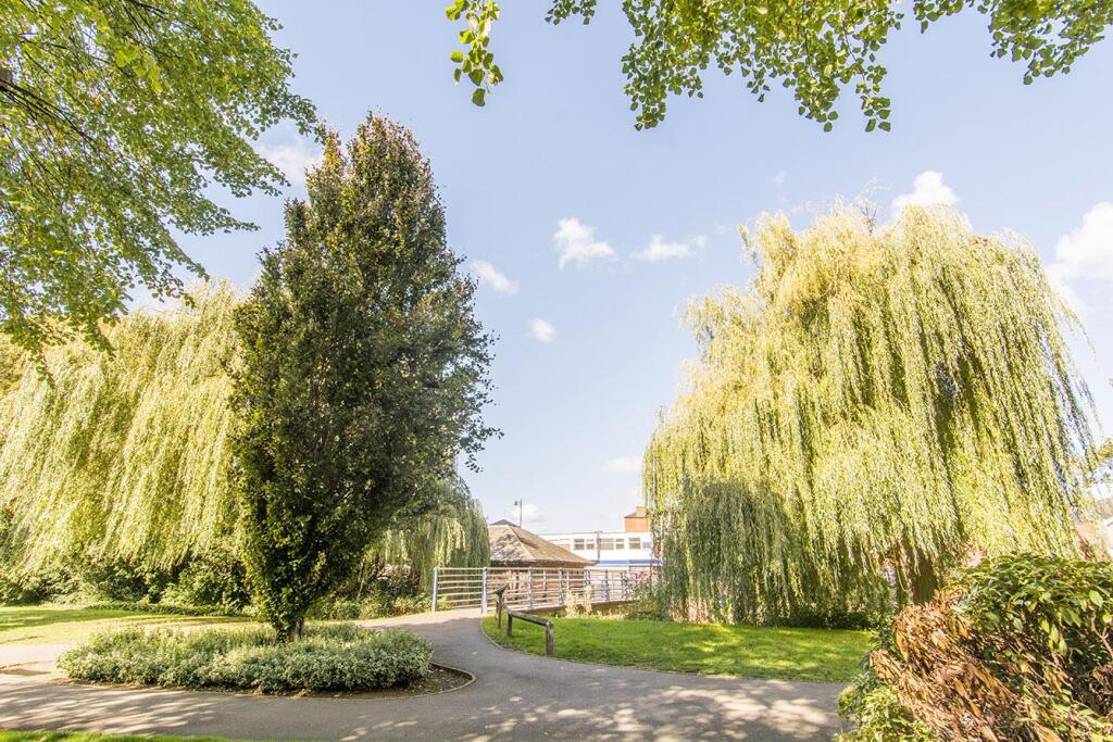 Pathway to Welland Park &amp; Shops