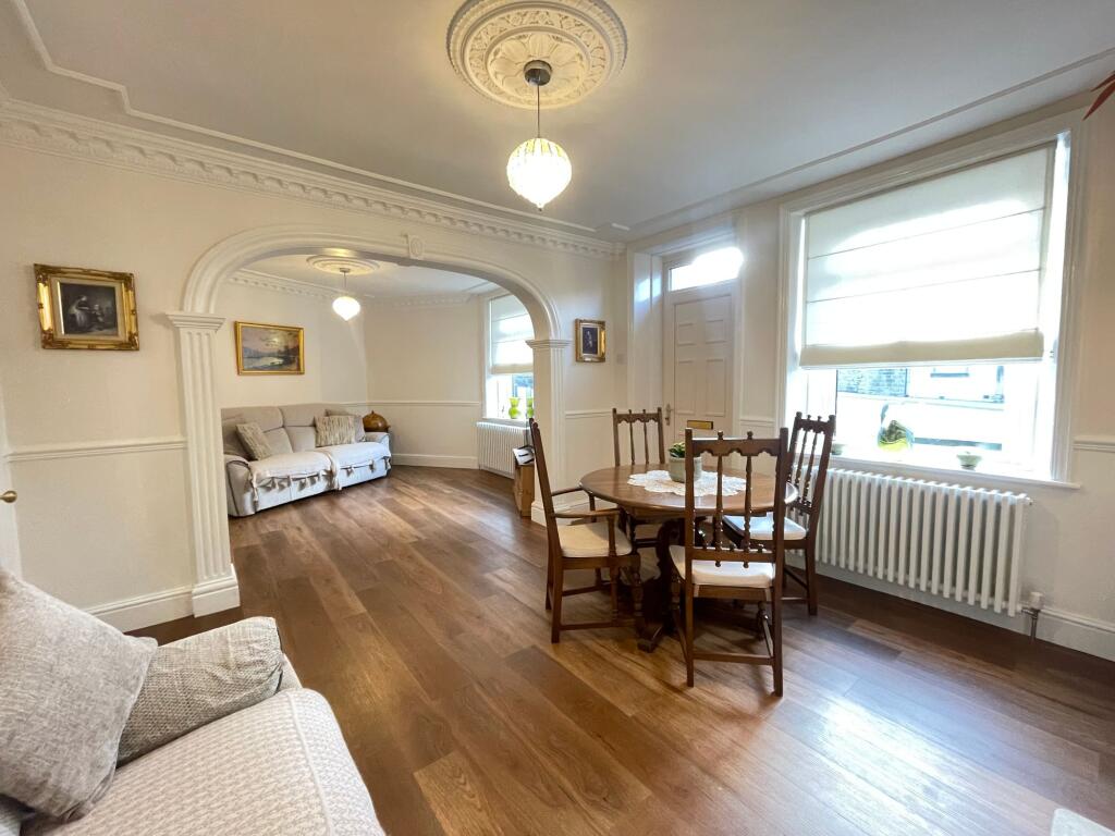 OPEN PLAN LIVING/ DINING ROOM