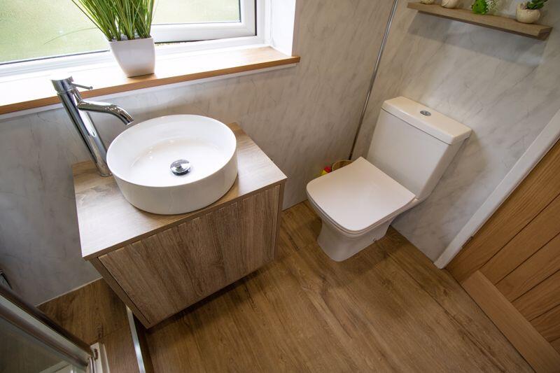 Family bathroom (upper floor)