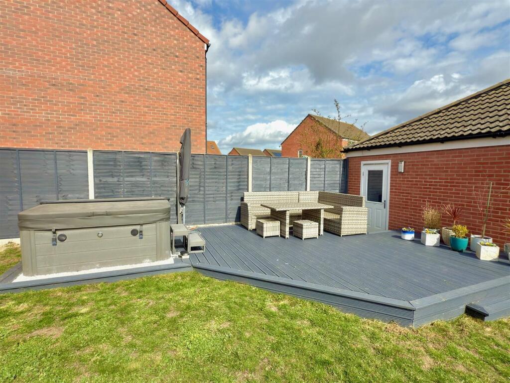 GARDEN SEATING AREA.jpg