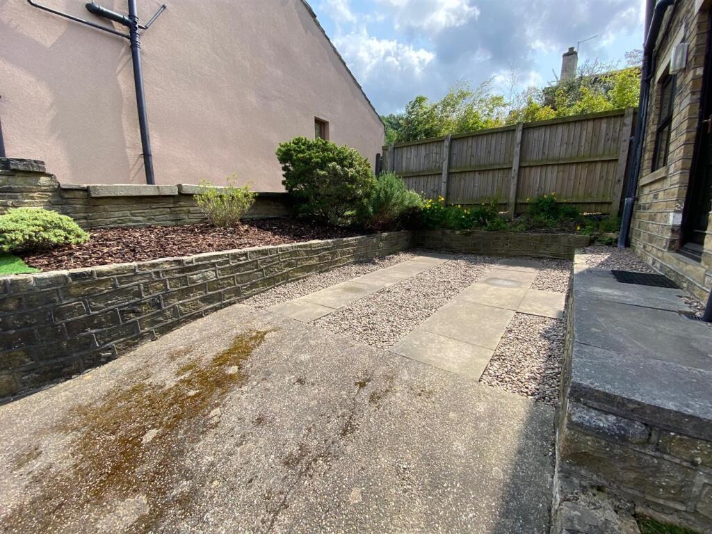 driveway to rear.jpg