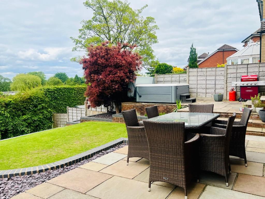 Garden &amp; Hot Tub