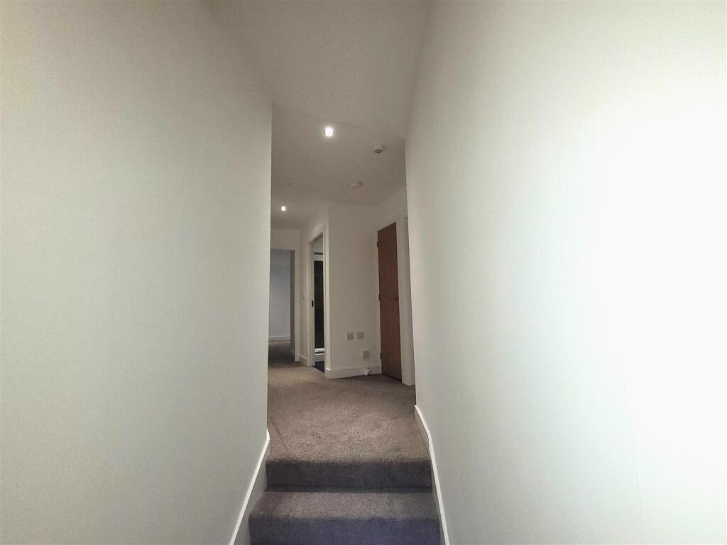 HALLWAY / ENTRANCE