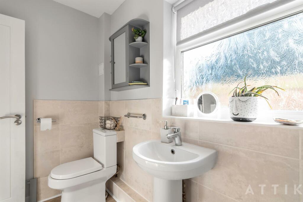 36 Lansbury Rd, Halesworth IP19 8SA (12).jpg