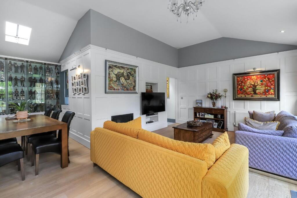 Sitting Room/Dining Room