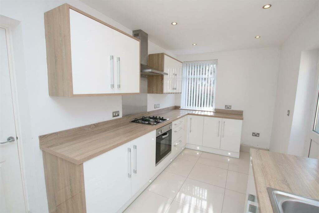 EXTENDED FITTED KITCHEN