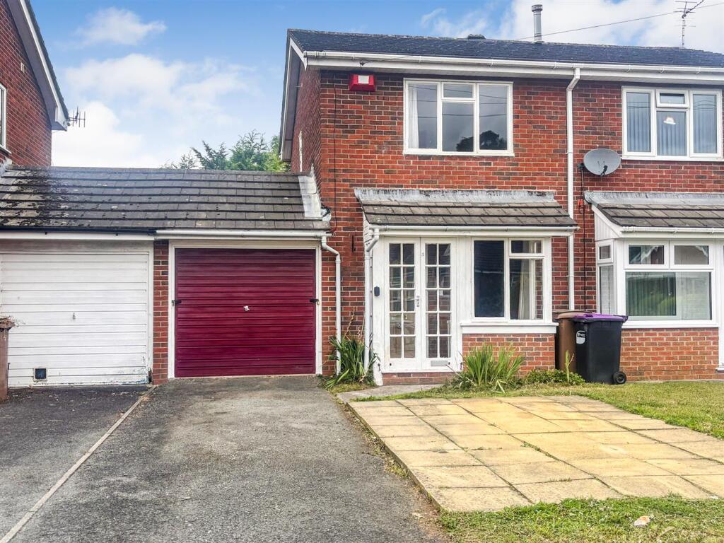 Front Garden &amp; Driveway