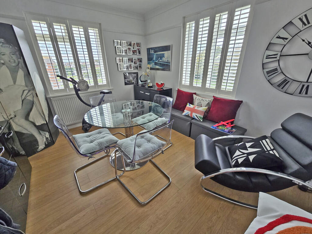Second bedroom - ...