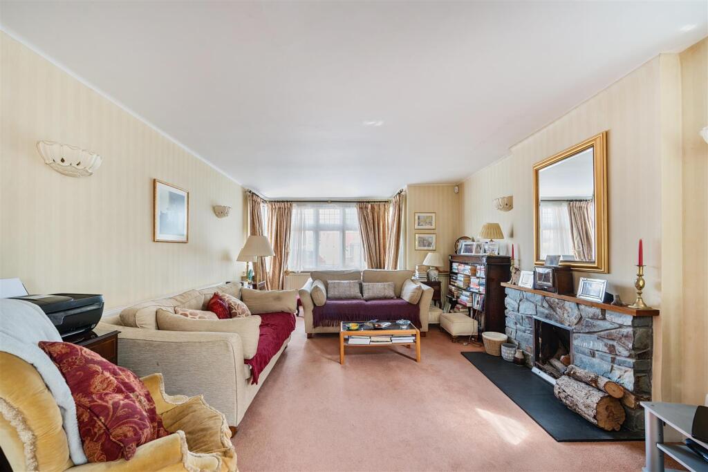 Lounge/Dining Room: