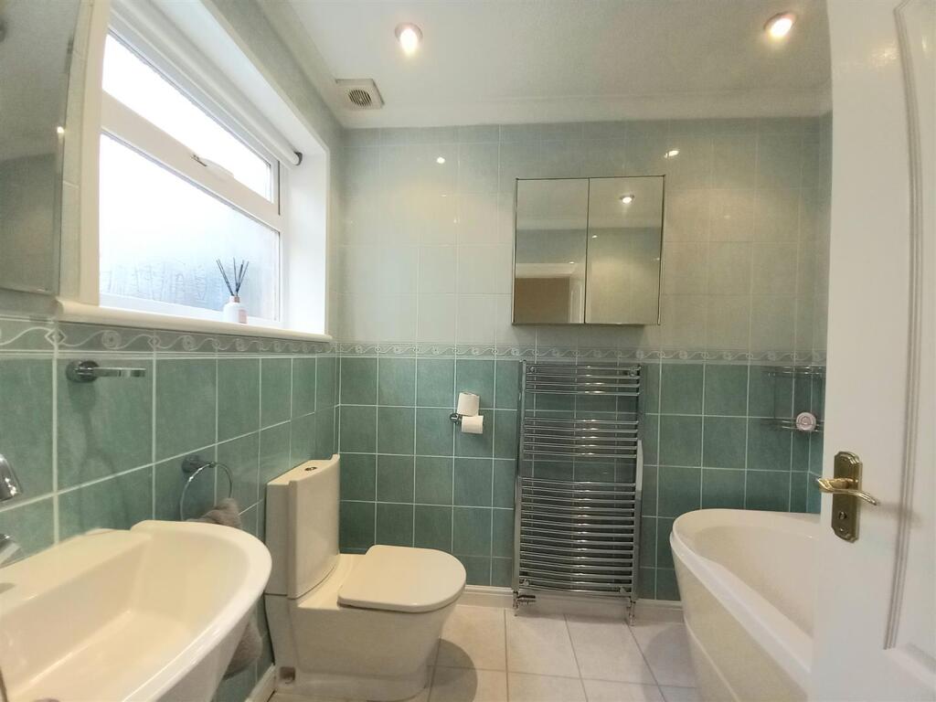 6 Southwood Bathroom.jpg