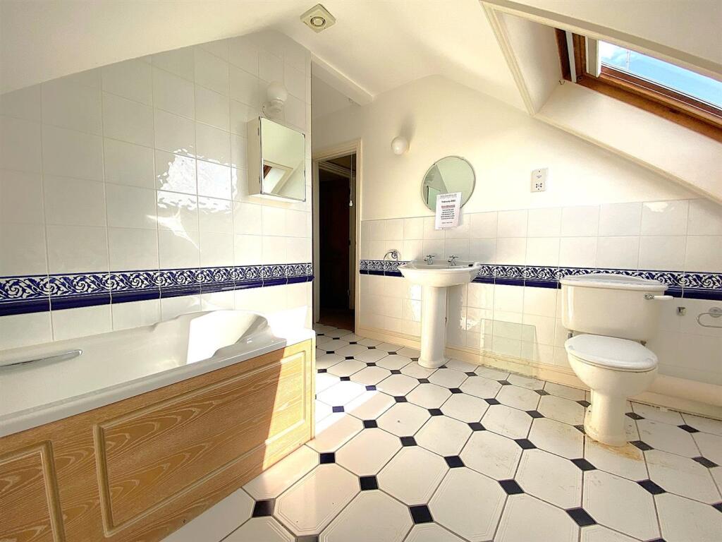 1 Grazebrook Close - Bath2.jpg