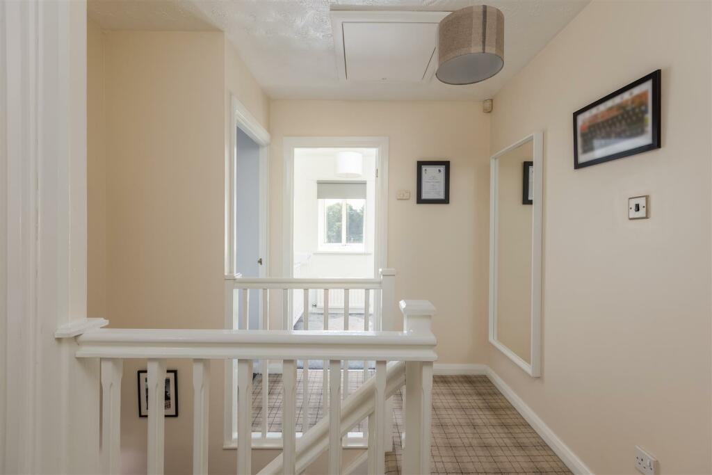 Pickwick Close 19 Landing-2.jpg