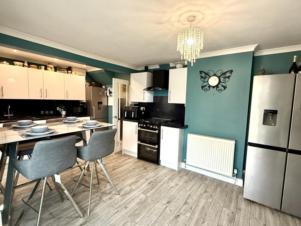 Kitchen/ dining room