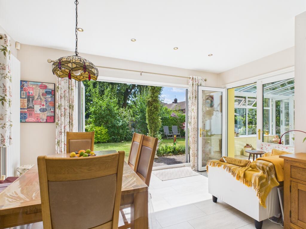 CAM03674G0-PR0565-STILL011