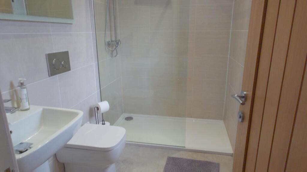 EN-SUITE SHOWER ROOM