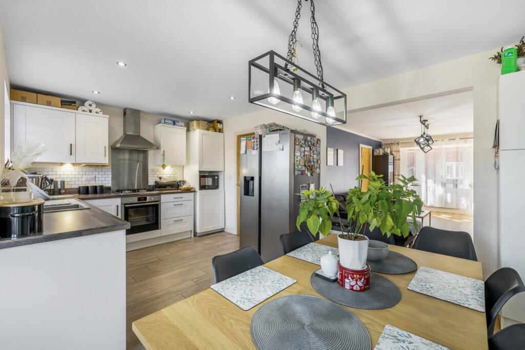 82 De Montfort Gardens (Boston)-14