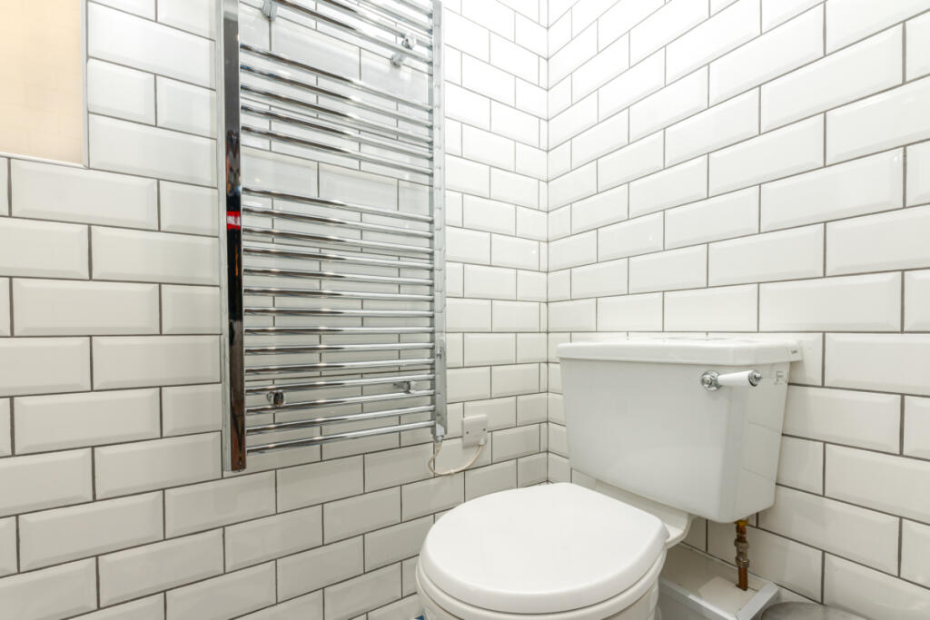 Flat 1, 122 Walter Road Bathroom 2