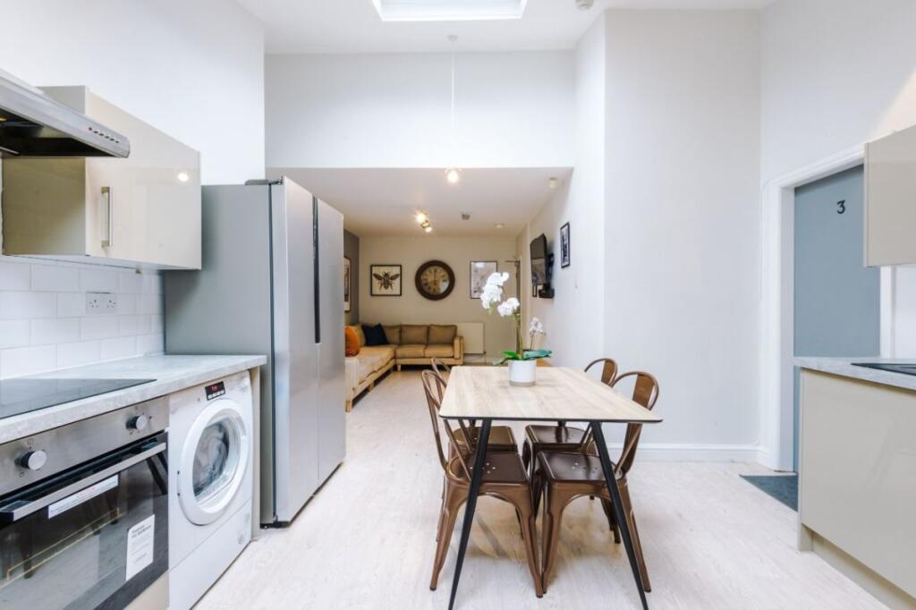 41TR - Living Area / Kitchen